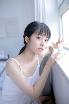 男友扒开我的腿用黄瓜折磨我
